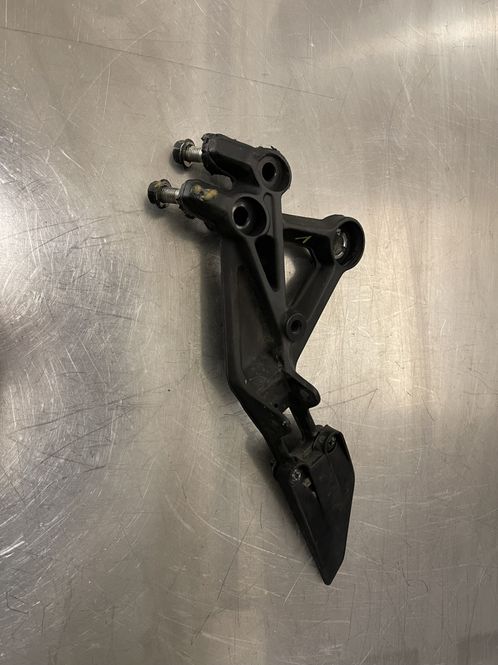 Hovedbilde KTM Duke 125 2020 Fothviler brakett venstre fører