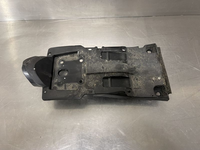 Suzuki GSX-S 125 2023 Bakskjerm/batterikasse