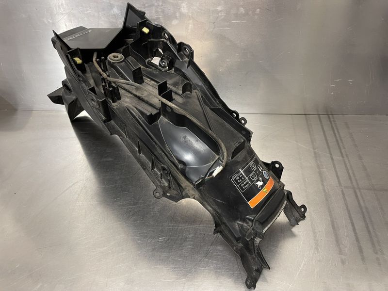 Honda CB 125 F 2017 Bakskjerm/skiltoppheng